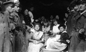 Grupa kobiet przy obieraniu ziemniaków - ze zbiorów Wielkopolskiego Muzeum Wojskowego w Poznaniu, MNP-WA-1198