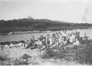 Członkowie TG Sokół z Krakowa podczas odpoczynku nad brzegiem Wisły, 1929 r